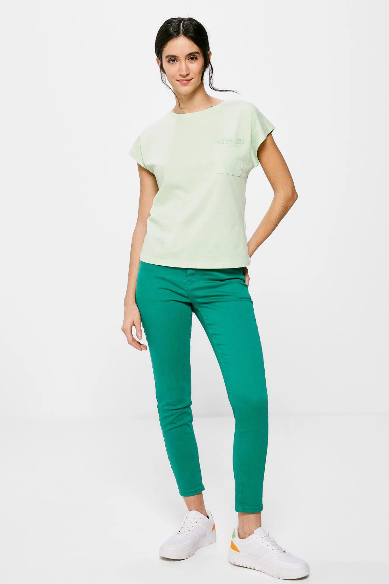 * Camiseta Bolsillo Bordado Suizo Estampado Verde
