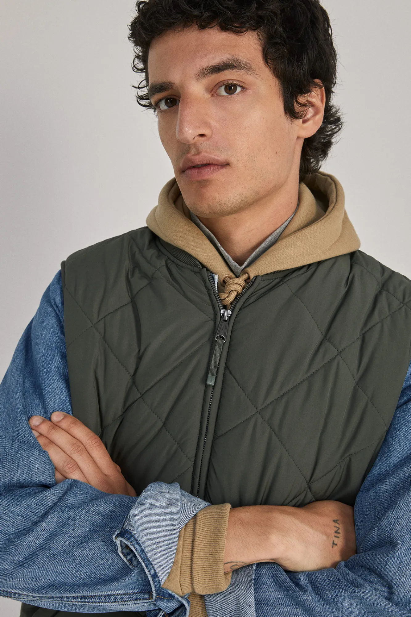 * Chaleco Acolchado Cuello Bomber Kaki Oscuro