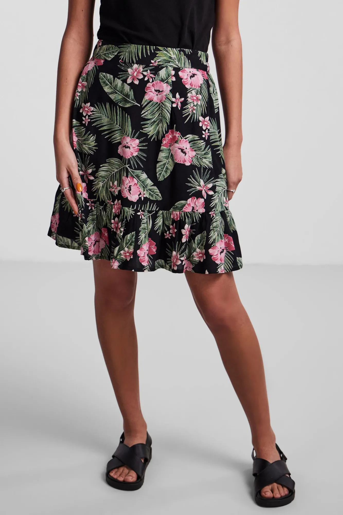 Pieces Falda Corta Con Volante. Estampado Verde Hot