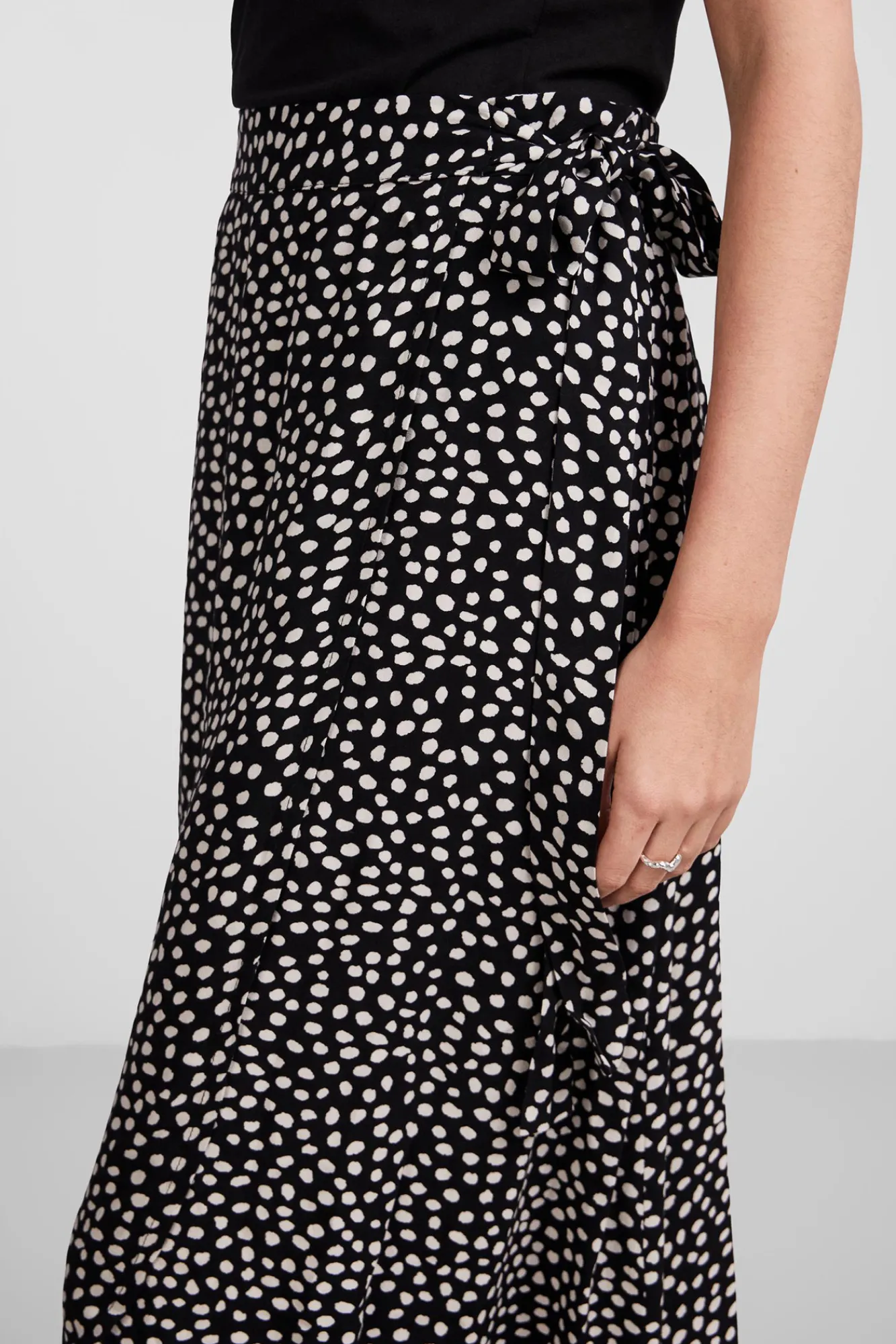 Pieces Falda Midi Cruzada. Negro New