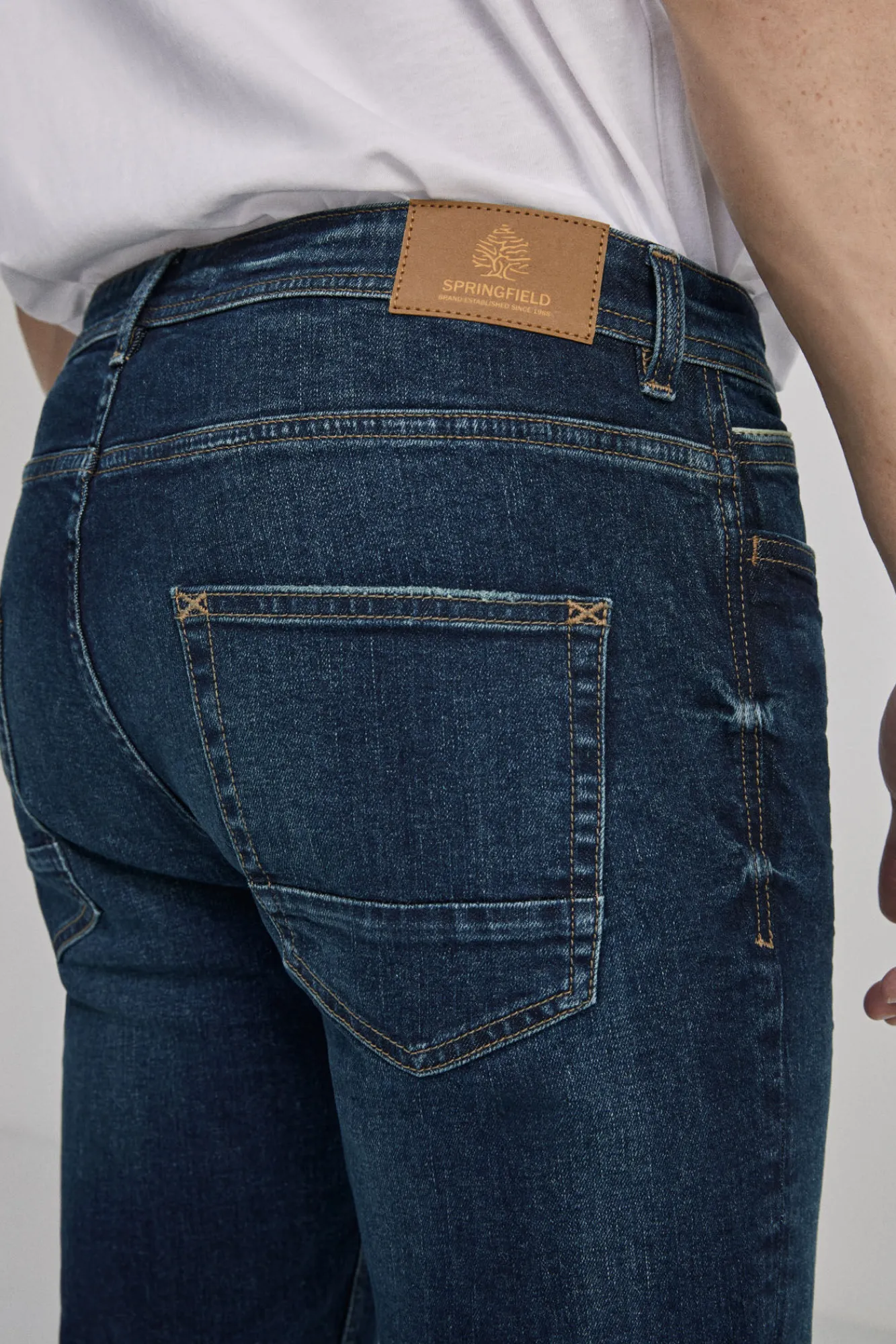 * Jeans Slim Lavado Oscuro Ensuciado Turquesa