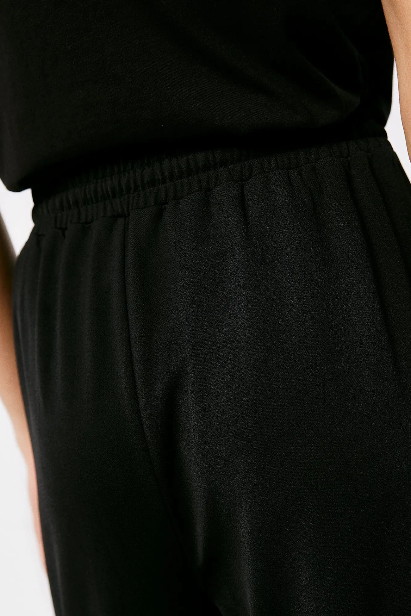 * Pantalon Jogger Culotte Negro Outlet