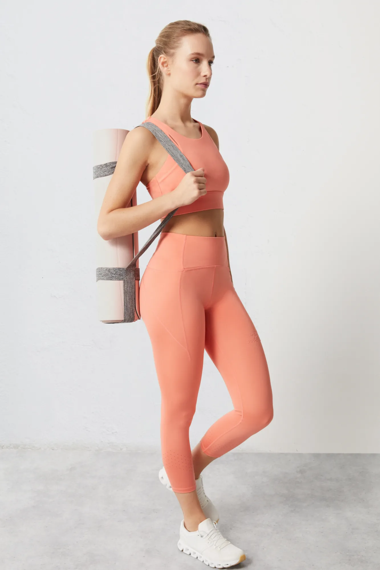 Dash and Stars Sujetador Deportivo Cut Out Coral 4D Stretch Rojo Online