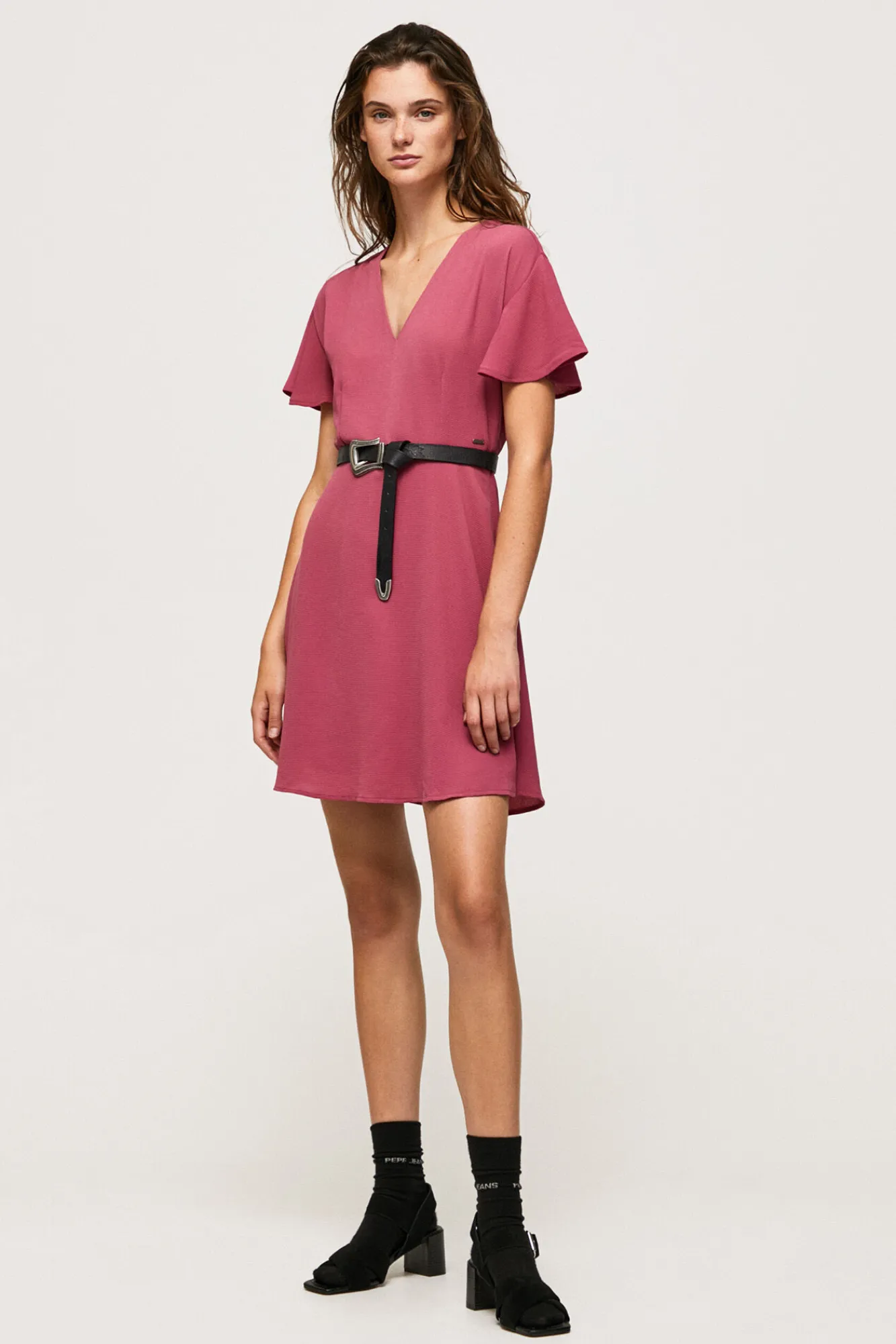 Pepe Jeans Vestido Manga Corta Con Cuello Pico. Vino