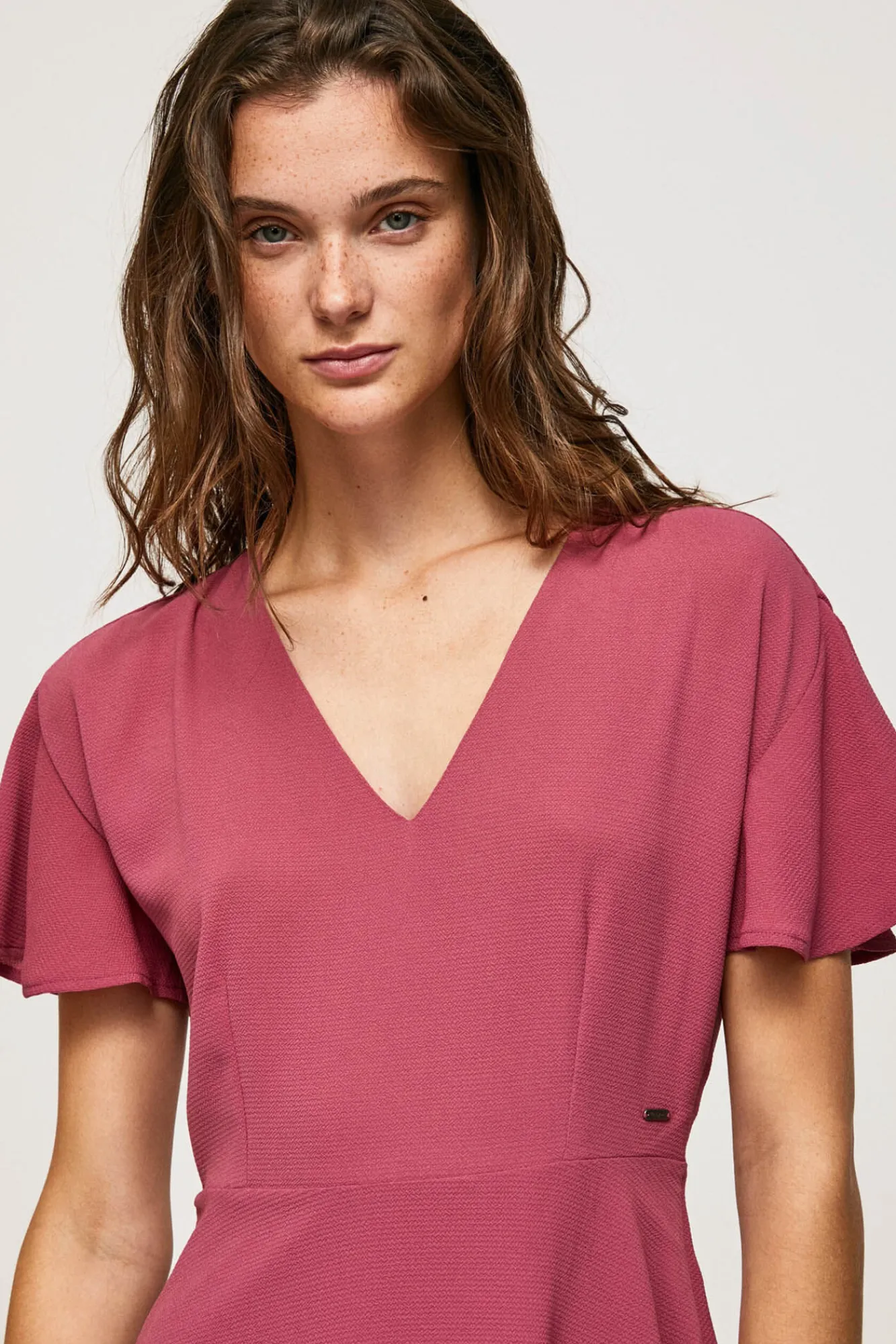 Pepe Jeans Vestido Manga Corta Con Cuello Pico. Vino