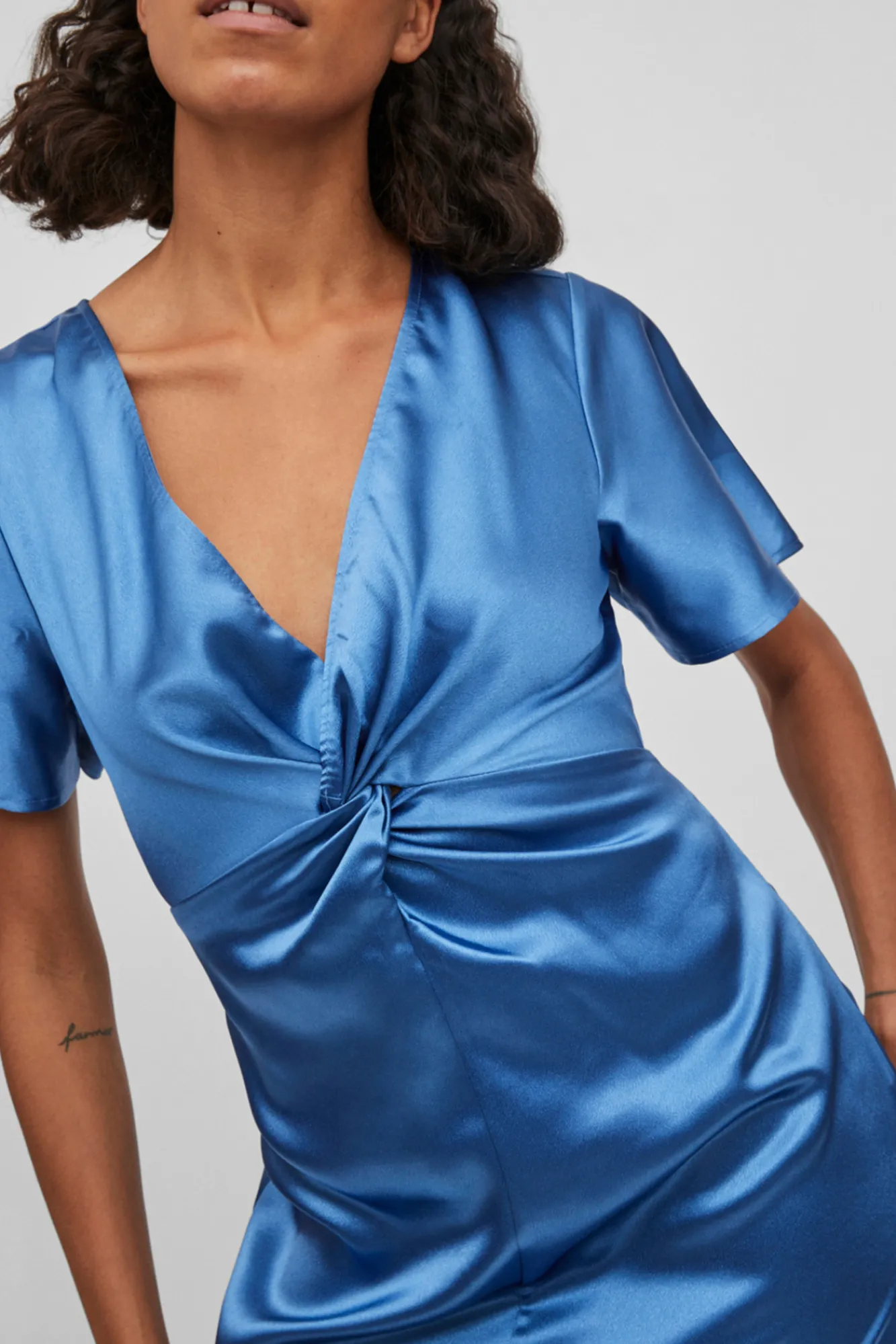 Vila Vestido Satinado De Manga Corta Azul Hot